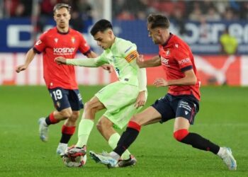 Pedri controla el balón en el último enfrentamiento ante Osasuna