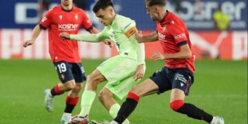 Pedri controla el balón en el último enfrentamiento ante Osasuna