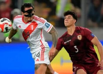 Gianluca Lapadula disputa el balón con Yordan Osorio