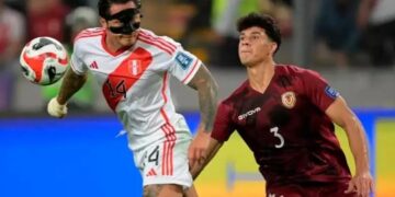 Gianluca Lapadula disputa el balón con Yordan Osorio