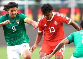 Marcelo Martins disputa un balón con Renato Tapia en La Paz