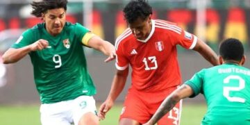 Marcelo Martins disputa un balón con Renato Tapia en La Paz