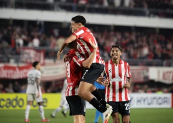 Jugadores de Estudiantes celebran la victoria