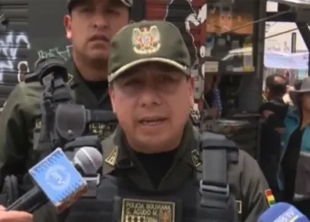 Comandante departamental de la Policía de La Paz, Gunter Agudo, es entrevistado por la prensa.