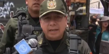 Comandante departamental de la Policía de La Paz, Gunter Agudo, es entrevistado por la prensa.