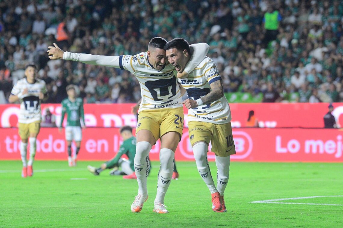 Funes Mori y Suárez celebran uno de los goles de los Pumas