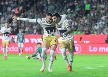 Funes Mori y Suárez celebran uno de los goles de los Pumas