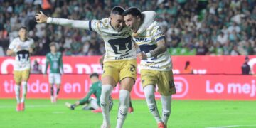Funes Mori y Suárez celebran uno de los goles de los Pumas