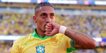 Raphinha celebra uno de sus goles con la selección de Brasil