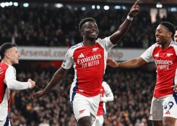 Bukayo Saka festeja su gol