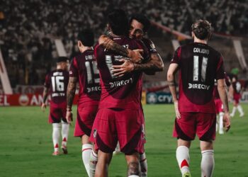 Enzo Pérez abraza a Paulo Díaz tras su gol