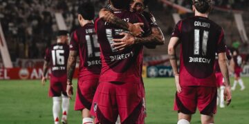 Enzo Pérez abraza a Paulo Díaz tras su gol