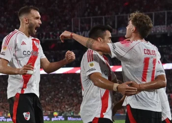 Jugadores de River Plate celebran un gol