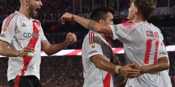 Jugadores de River Plate celebran un gol
