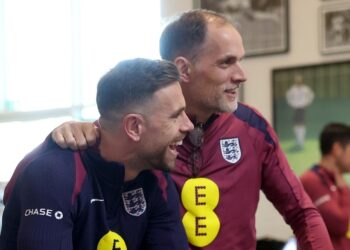 Thomas Tuchel abraza a Jordan Henderson