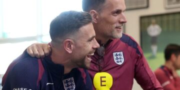 Thomas Tuchel abraza a Jordan Henderson