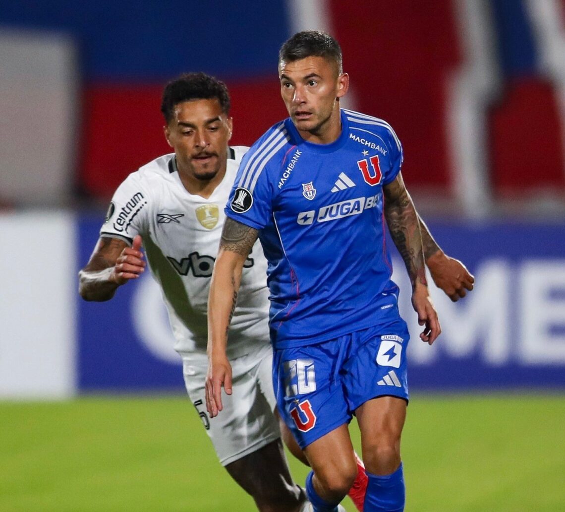 Charles Aranguiz controla el balón ante la marca de Gregore