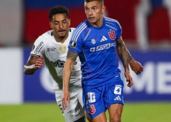 Charles Aranguiz controla el balón ante la marca de Gregore