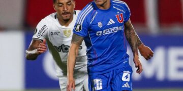 Charles Aranguiz controla el balón ante la marca de Gregore
