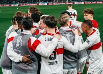 Jugadores del Stuttgart abrazados antes del partido