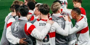 Jugadores del Stuttgart abrazados antes del partido