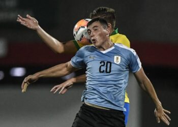 Federico Viñas en un partido contra la selección brasileña