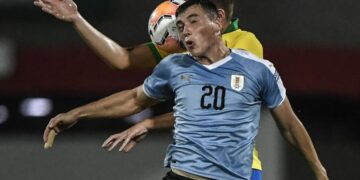 Federico Viñas en un partido contra la selección brasileña
