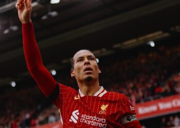 Virgil Van Dijk al ingresar al vestuario