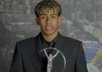 Lamine Yamal con el premio Laureus