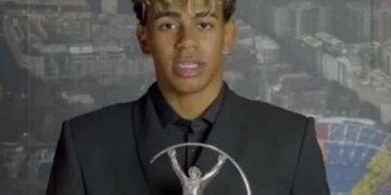 Lamine Yamal con el premio Laureus