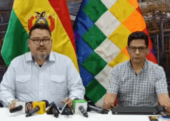 Autoridades de YPFB en conferencia de prensa.