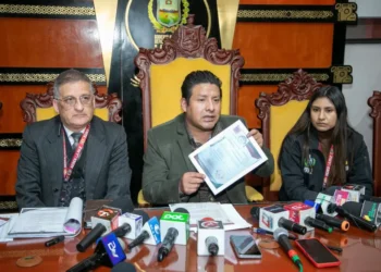 Conferencia de prensa del gobernador Santos Quispe y su equipo de trabajo. FOTO: GADLP