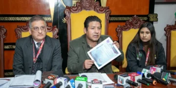 Conferencia de prensa del gobernador Santos Quispe y su equipo de trabajo. FOTO: GADLP
