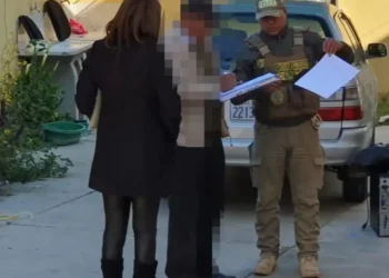 Personal de la Fiscalía y la Policía aprehendieron a un hombre acusado de pornografía infantil y abuso sexual. FOTO. Fiscalía