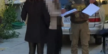 Personal de la Fiscalía y la Policía aprehendieron a un hombre acusado de pornografía infantil y abuso sexual. FOTO. Fiscalía