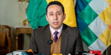 El viceministro de Gestión Consular e Institucional, Fernando Pérez, en conferencia de prensa. FOTO: Cancillería de Bolivia