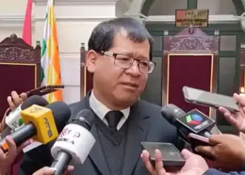 El presidente TDJ de La Paz, Iván Córdova, es entrevistado por la prensa. (Foto Abya yala)