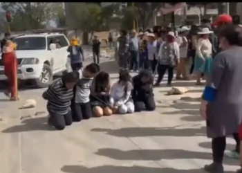 Funcionarios ediles de Cochabamba fueron sometidos a humillaciones y golpes. FOTO: RRSS