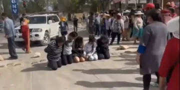 Funcionarios ediles de Cochabamba fueron sometidos a humillaciones y golpes. FOTO: RRSS
