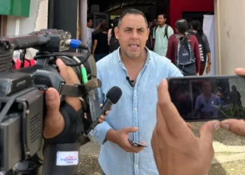 El concejal beniano Arnoldo Méndez Abuawad es entrevistado por la prensa.