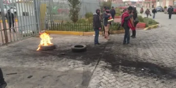 Comunarios de Pomamaya cercaron las oficinas de la Alcaldía de El Alto. FOTO: GAMEA.