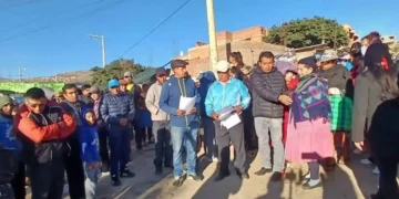 Comunarios de K'ara K'ara permanecen en el ingreso al relleno sanitario. FOTO: RRSS