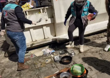 Seis puestos de venta de comida del mercado Lanza de La Paz fueron suspendidos. FOTO: GAMLP