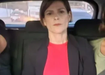 La jueza Lilian Moreno es trasladada a la ciudad de La Paz.