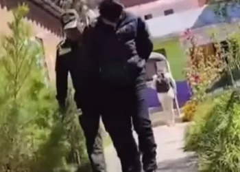El padre biológico de la niña que fue violada sale de oficinas de la Fiscalía en Oruro. FOTO: RRSS
