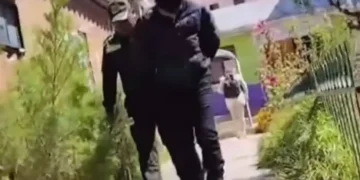 El padre biológico de la niña que fue violada sale de oficinas de la Fiscalía en Oruro. FOTO: RRSS