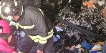 En cenizas quedó la habitación de una mujer luego de un incendio causado por velas encendidas. FOTO: Bomberos Antofagasta