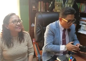 Maziel Terrazas, expareja de Felix Patzi y su abogado (Foto Éxito Noticias)