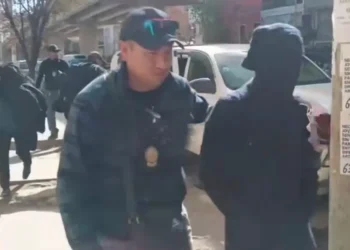Uno de los aprehendidos es llevado la FELCV. FOTO: RRSS