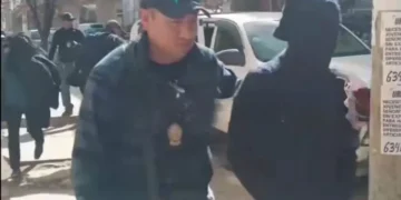 Uno de los aprehendidos es llevado la FELCV. FOTO: RRSS